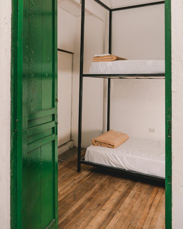 Wild Monkey Hostel Куэнка Экстерьер фото